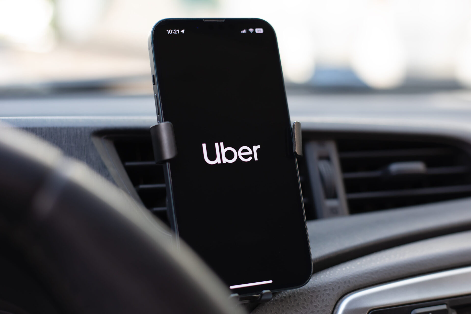 Uber se oficiálně přidal k Boltu a bude pravidelně poskytovat informace správci daně